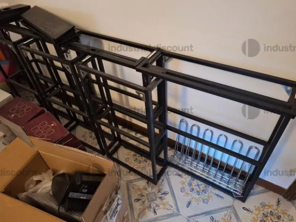 1#9692 Stock di bottiglie di vino, attrezzature e arredi per la ristorazione