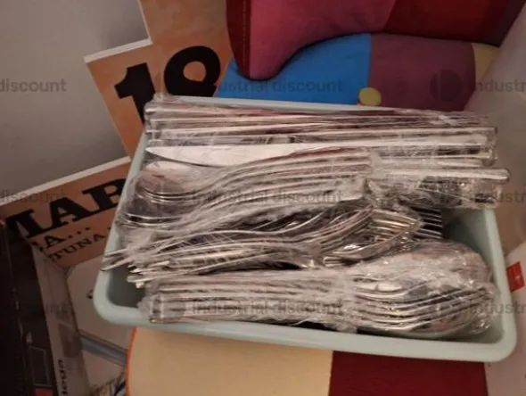 1#9692 Stock di bottiglie di vino, attrezzature e arredi per la ristorazione