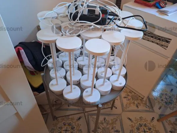 1#9692 Stock di bottiglie di vino, attrezzature e arredi per la ristorazione