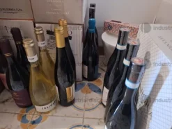 1#9692 Stock di bottiglie di vino, attrezzature e arredi per la ristorazione