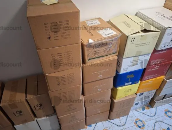 1#9692 Stock di bottiglie di vino, attrezzature e arredi per la ristorazione