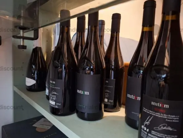 1#9692 Stock di bottiglie di vino, attrezzature e arredi per la ristorazione