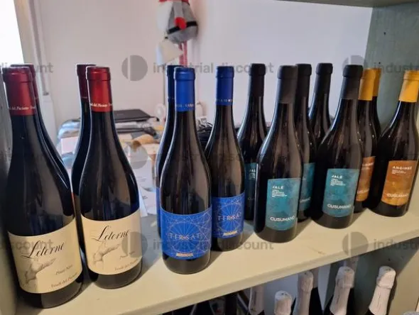 1#9692 Stock di bottiglie di vino, attrezzature e arredi per la ristorazione