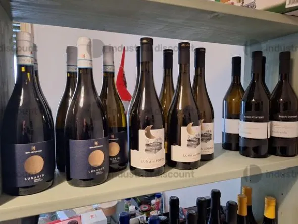 1#9692 Stock di bottiglie di vino, attrezzature e arredi per la ristorazione