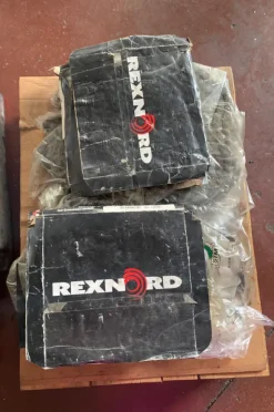 Stock di supporti-articolazioni-catene-pignoni-corone