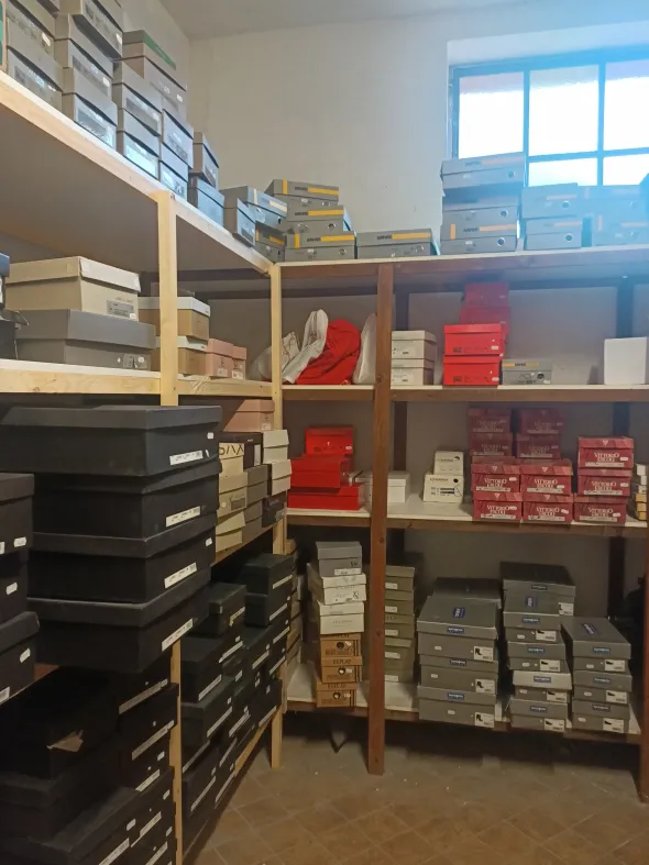 Stock scarpe nuove di marchi italiani