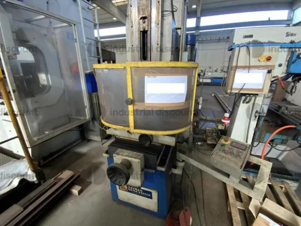 22#8851 Strozzatrice e Fresatrice Adria Machine