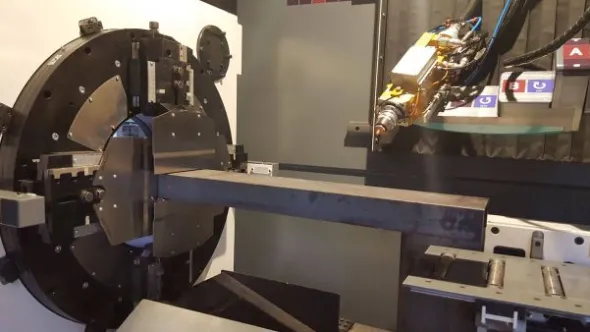 taglio laser tubo con sorgente fibra