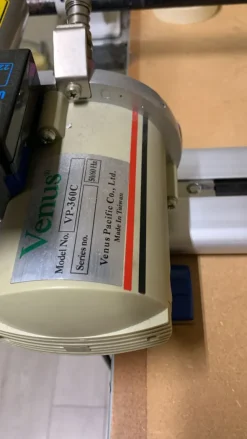 Tavolo arrotola tessuti e taglierine