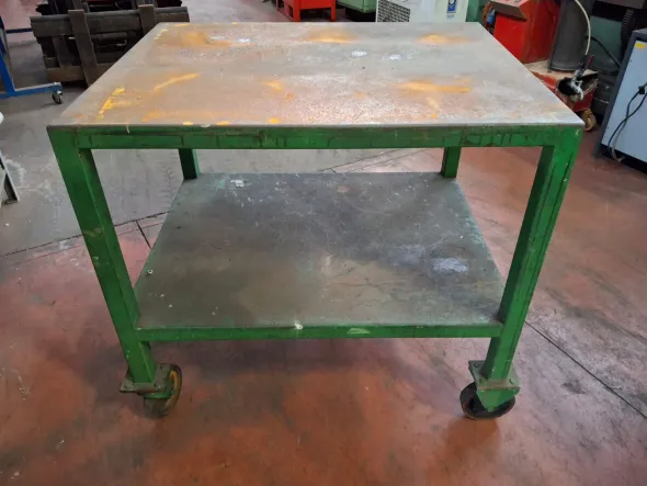 Tavolo in ferro con ruote