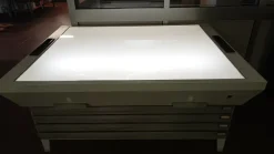 TAVOLO LUMINOSO CON CASSETTIERA