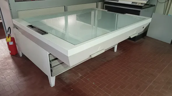 TAVOLO LUMINOSO CON CASSETTIERA