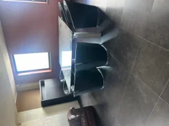 Tavolo per riunioni e mobili d'arredo