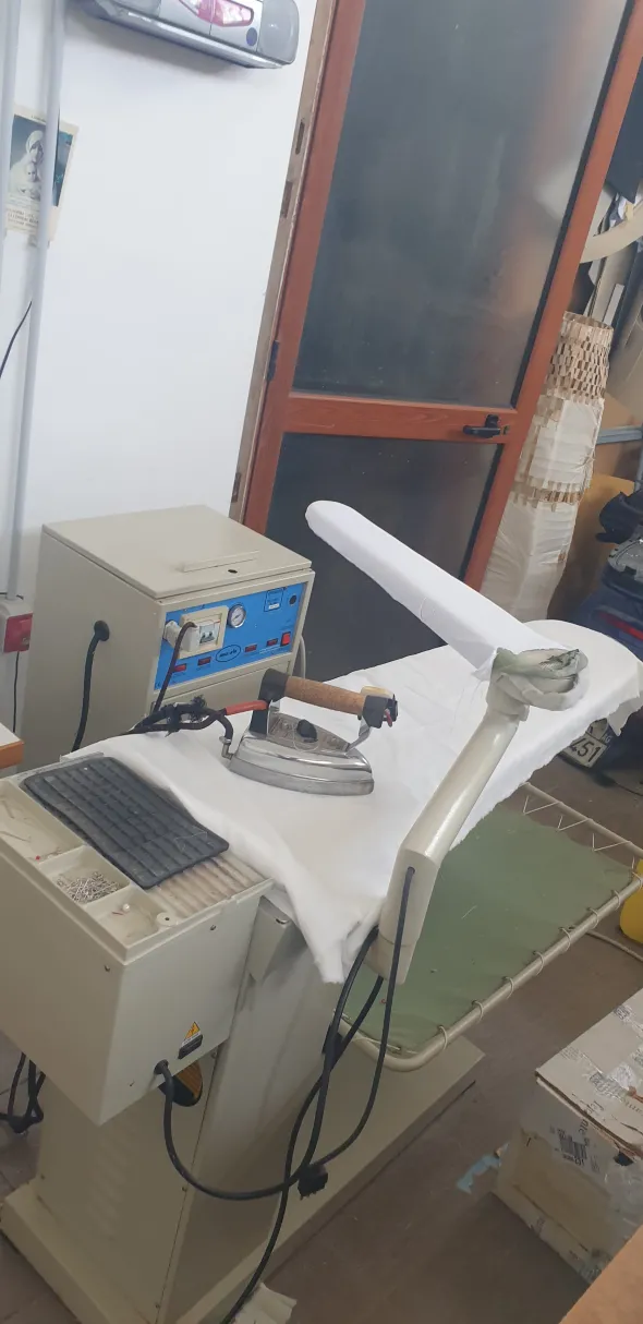 TAVOLO TAGLIO E STESURA MACCHINE DA CUCIRE TESSUTI