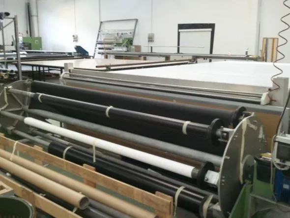 Tavolo taglio THF per zanzariere luce 3.05m con magazzino 7 rulli rotante motorizzato.
