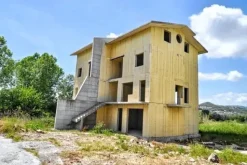 #12942 Terreni con fabbricati in costruzione e futura edificazione