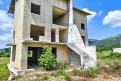 #12942 Terreni con fabbricati in costruzione e futura edificazione