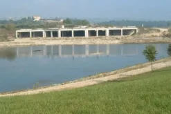 #4731 Terreni con lago e struttura grezza