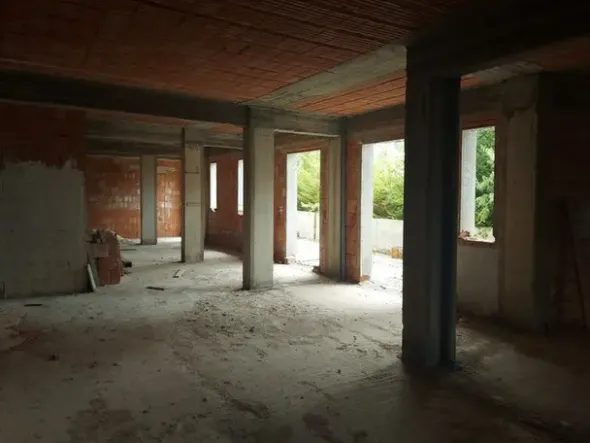 #14605 Terreno edificabile con edificio residenziale in costruzione