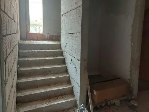 #14605 Terreno edificabile con edificio residenziale in costruzione