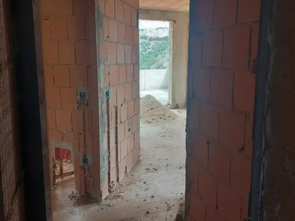 #14605 Terreno edificabile con edificio residenziale in costruzione