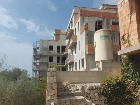 #14605 Terreno edificabile con edificio residenziale in costruzione