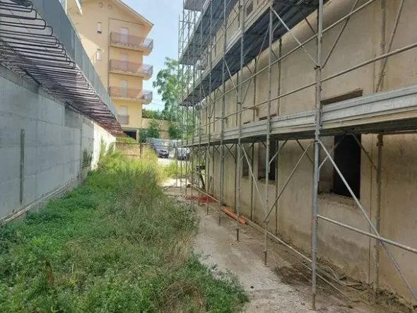 #14605 Terreno edificabile con edificio residenziale in costruzione