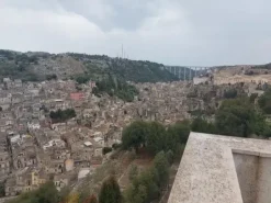 #14605 Terreno edificabile con edificio residenziale in costruzione