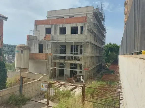 #14605 Terreno edificabile con edificio residenziale in costruzione