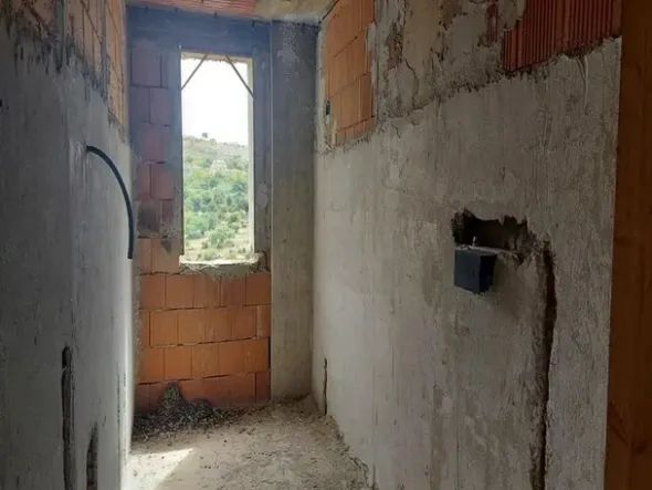 #14605 Terreno edificabile con edificio residenziale in costruzione