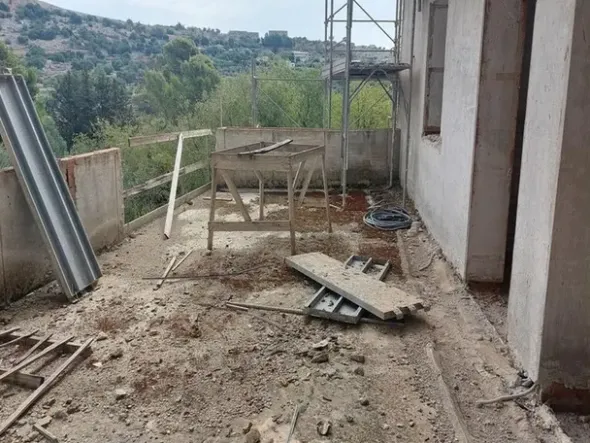#14605 Terreno edificabile con edificio residenziale in costruzione