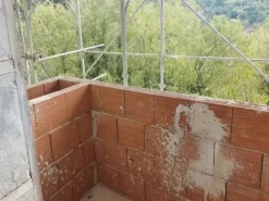 #14605 Terreno edificabile con edificio residenziale in costruzione
