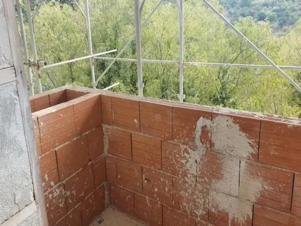 #14605 Terreno edificabile con edificio residenziale in costruzione