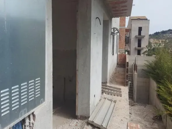 #14605 Terreno edificabile con edificio residenziale in costruzione