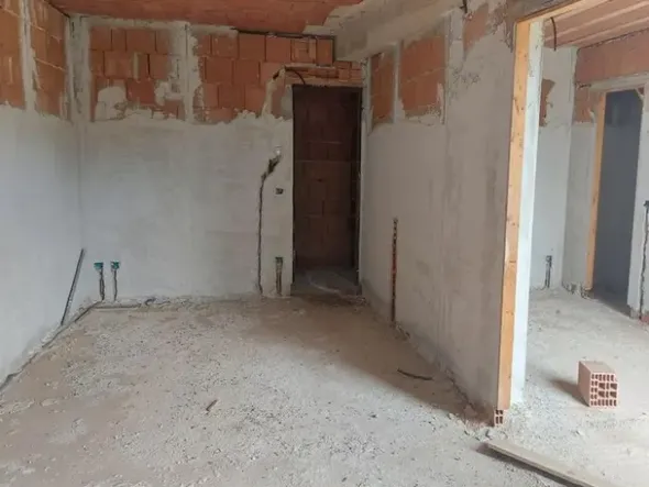 #14605 Terreno edificabile con edificio residenziale in costruzione