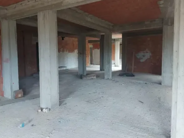 #14605 Terreno edificabile con edificio residenziale in costruzione