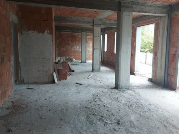 #14605 Terreno edificabile con edificio residenziale in costruzione