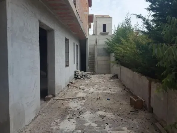 #14605 Terreno edificabile con edificio residenziale in costruzione
