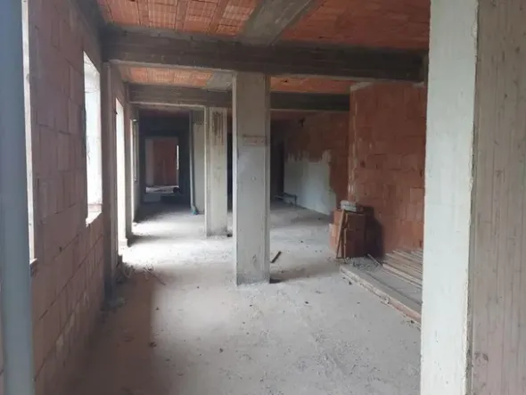 #14605 Terreno edificabile con edificio residenziale in costruzione