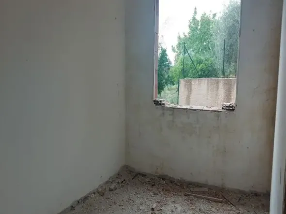 #14605 Terreno edificabile con edificio residenziale in costruzione
