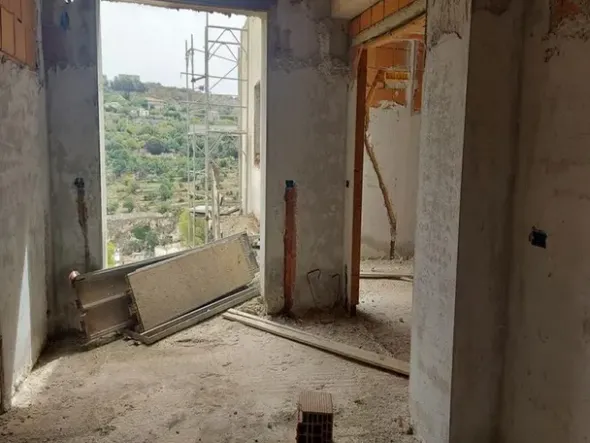 #14605 Terreno edificabile con edificio residenziale in costruzione