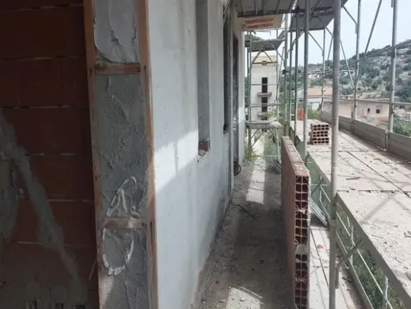 #14605 Terreno edificabile con edificio residenziale in costruzione