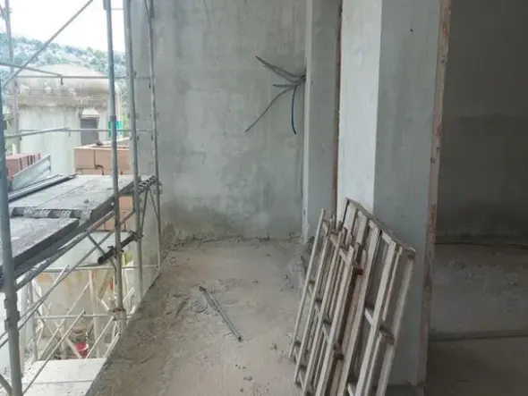#14605 Terreno edificabile con edificio residenziale in costruzione