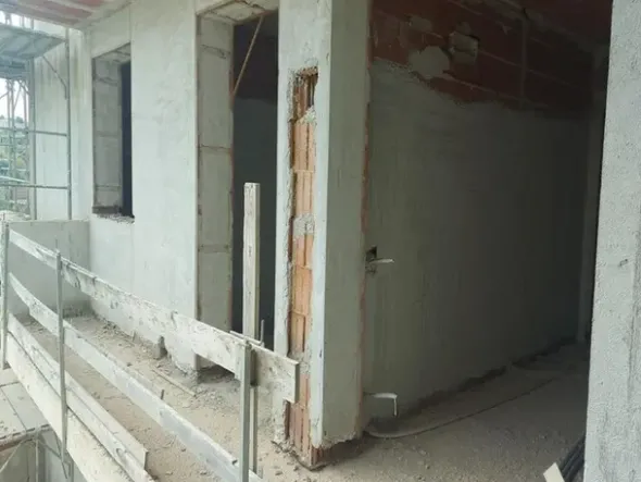 #14605 Terreno edificabile con edificio residenziale in costruzione