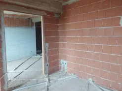 #14605 Terreno edificabile con edificio residenziale in costruzione