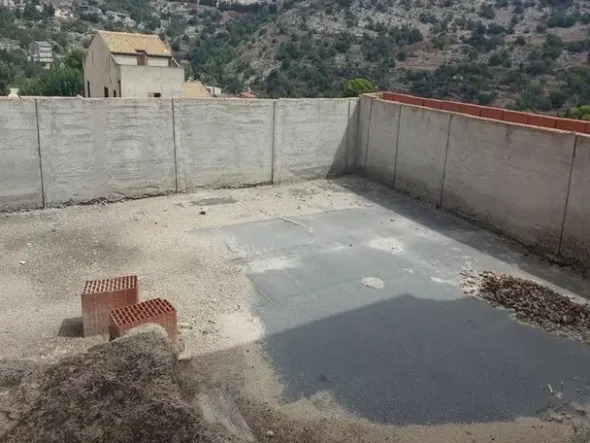 #14605 Terreno edificabile con edificio residenziale in costruzione