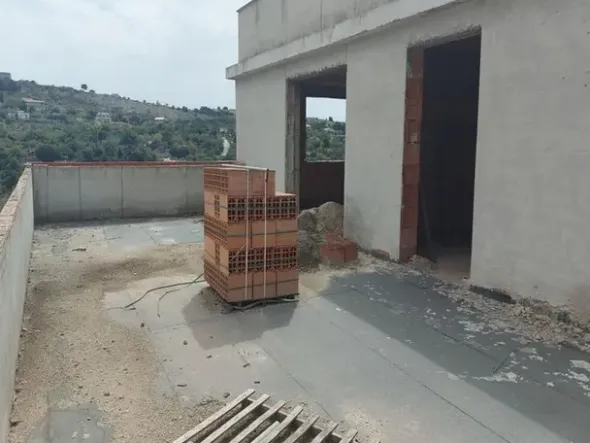 #14605 Terreno edificabile con edificio residenziale in costruzione