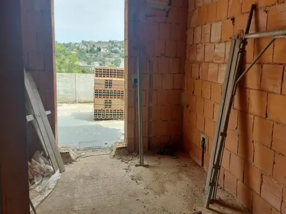 #14605 Terreno edificabile con edificio residenziale in costruzione