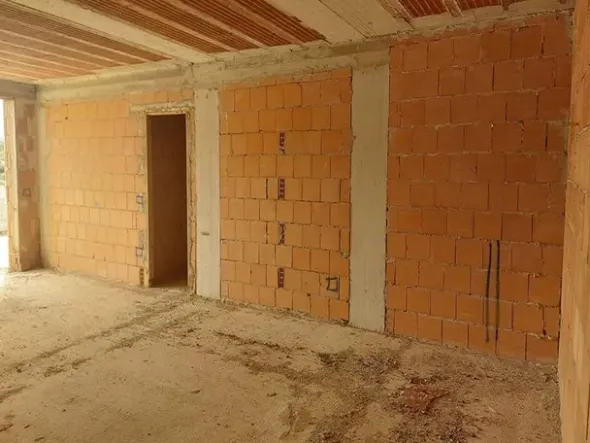 #14605 Terreno edificabile con edificio residenziale in costruzione