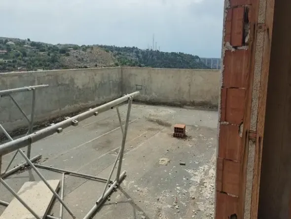 #14605 Terreno edificabile con edificio residenziale in costruzione